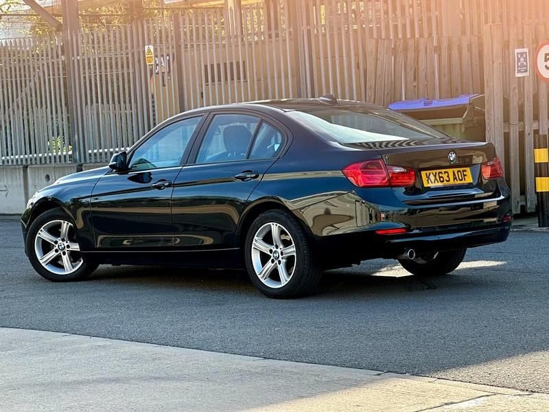 Begagnad BMW 318 2013 Svart Sedan