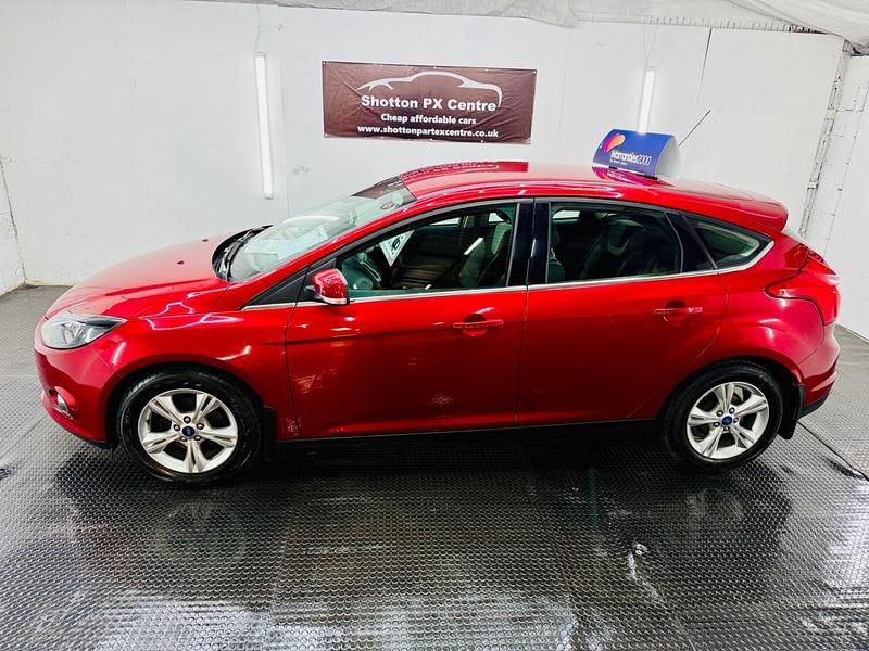 Used Ford Focus Zetec 125 HP (91 kW) 2013 Red Hatchback