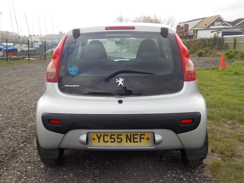 Begagnad Peugeot 107 68 HK (50 kW) 2005 Silver Halvkombi