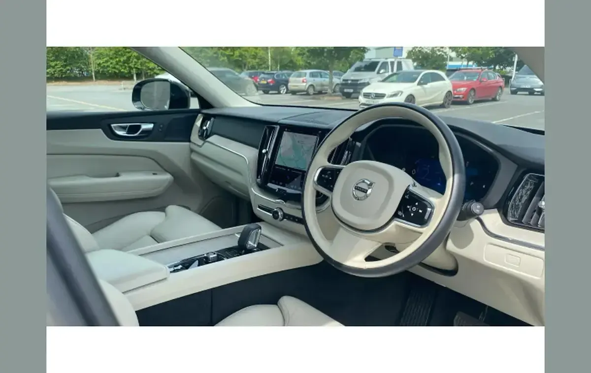 Used Volvo XC60 Plus 250 HP (183 kW) 2023 Silver SUV