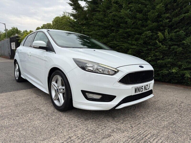 White Used 2015 Ford Focus Zetec Hatchback | £5,650 (Fair price) - Image 1/4