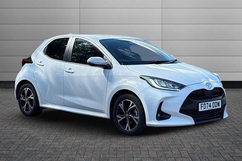 Pure white New 2025 Toyota Yaris Hybrid Design Hatchback | £21,595 (Fair price) - Image 1/3