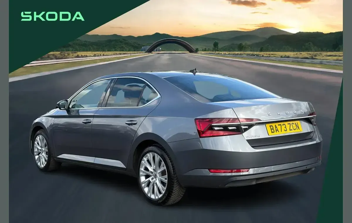 Usado Skoda Superb SE L 147 CV (108 kW) 2023 Gris Utilitario