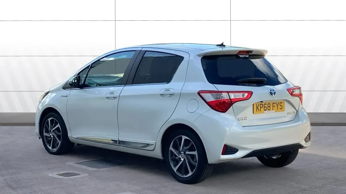 Used Toyota Yaris 101 HP (74 kW) 2018 White Hatchback
