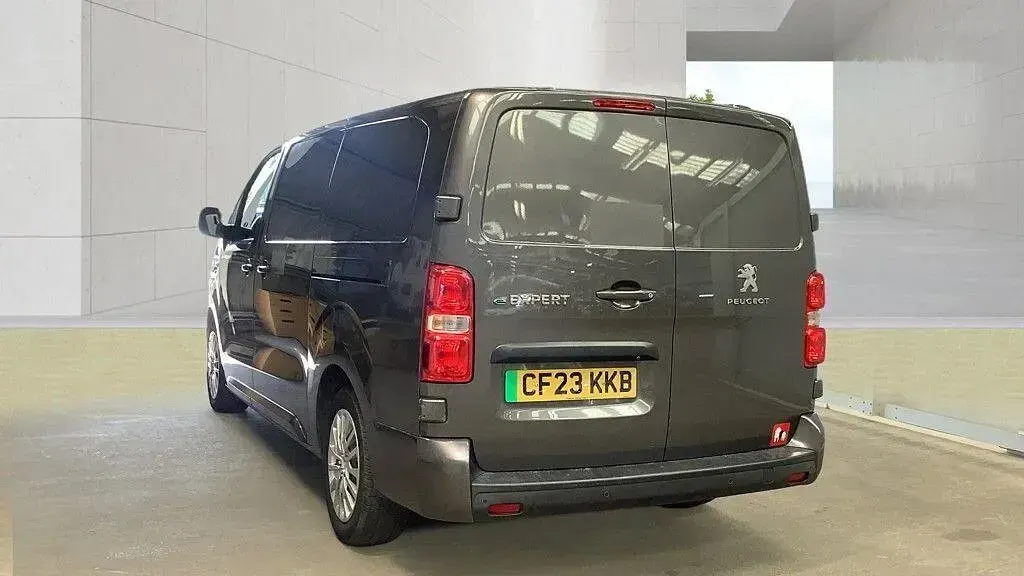 Używany Peugeot e-Expert Premium 100 kW (136 KM) 2023 Szary Van