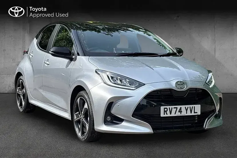 Used Toyota Yaris Edition 128 HP (94 kW) 2024 Silver metallic with black roof Hatchback