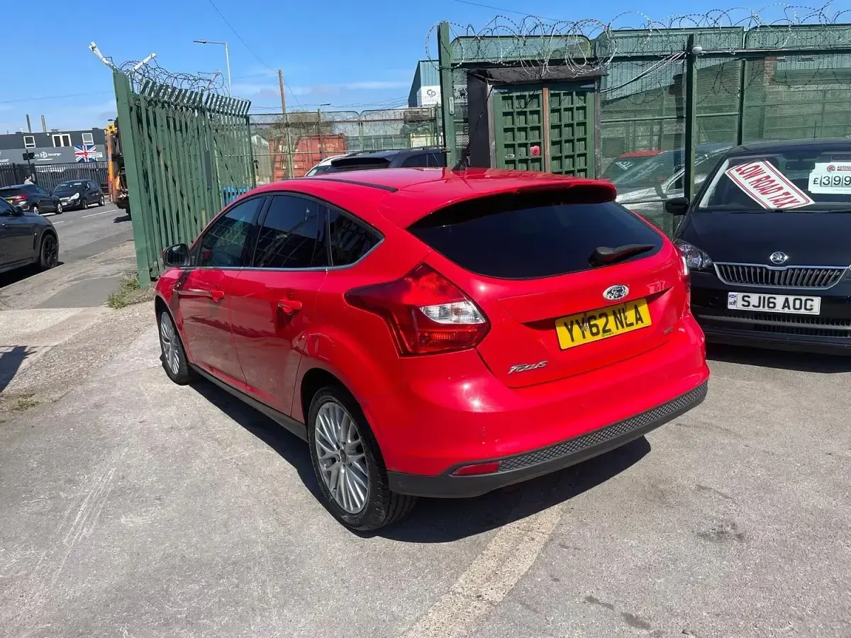 Used Ford Focus Zetec 125 HP (91 kW) 2012 Red Hatchback