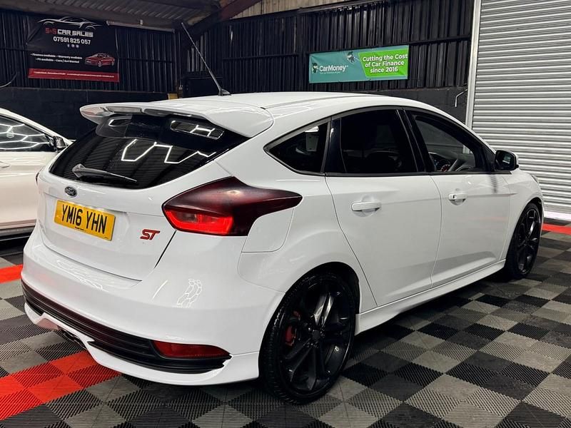 Used Ford Focus ST 185 HP (136 kW) 2016 White Hatchback
