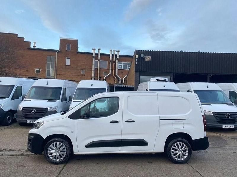 Gebraucht Peugeot Partner Premium 100 PS (73 kW) 2022 Weiß Van / Kleinbus
