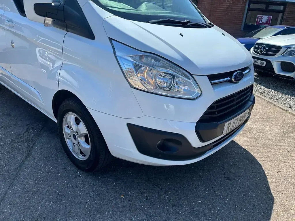 Used Ford Transit Custom Limited 128 HP (94 kW) 2017 White