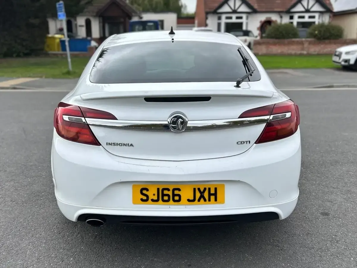 Used Vauxhall Insignia SRi 136 HP (100 kW) 2016 White Hatchback