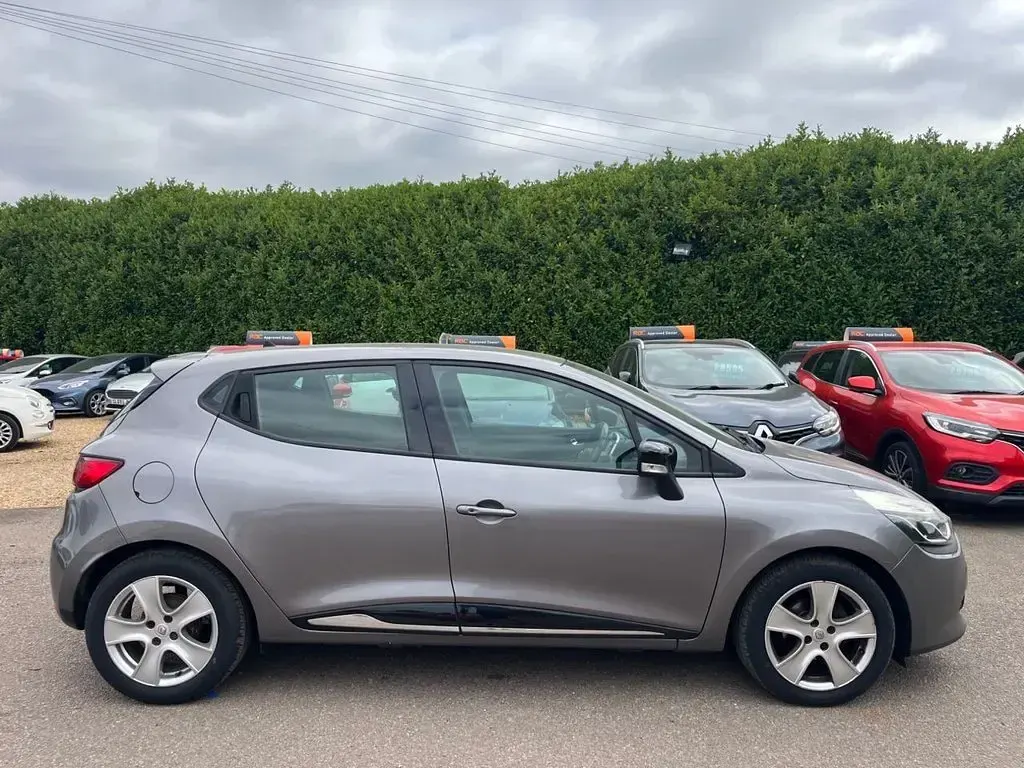 Used Renault Clio Dynamique 90 HP (66 kW) 2016 Oyster grey Hatchback