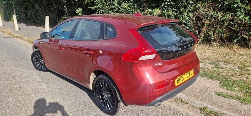 Used Volvo V40 Momentum 190 HP (139 kW) 2017 Red Estate
