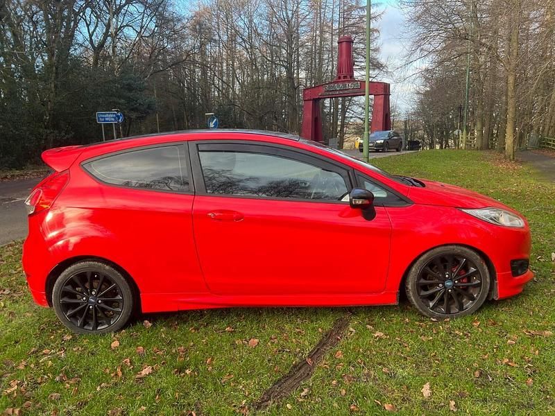 Red Used 2013 Ford Fiesta Zetec Hatchback | £2,999 (Expensive) - Image 1/4