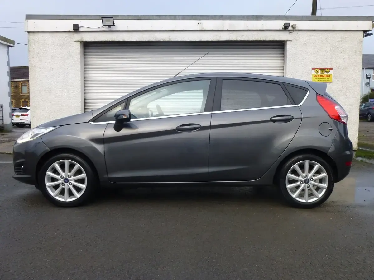 Used Ford Fiesta Titanium 100 HP (73 kW) 2017 Grey Hatchback
