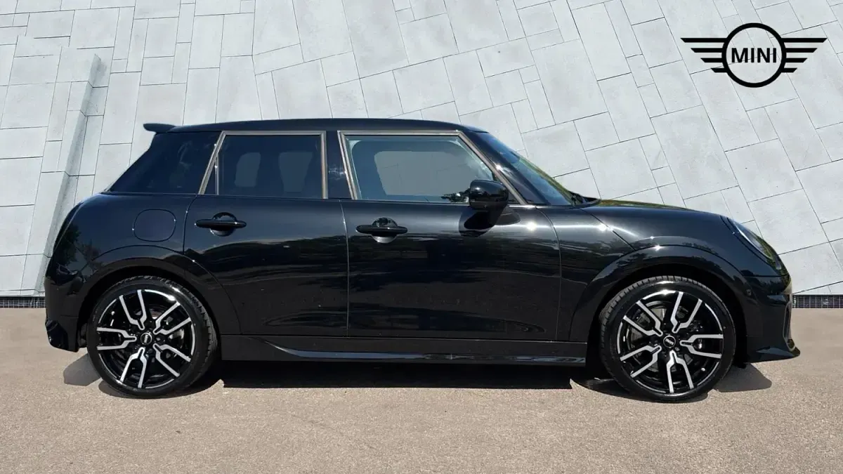 Used Mini Cooper Hatch 113 kW (154 HP) 2025 Black Hatchback