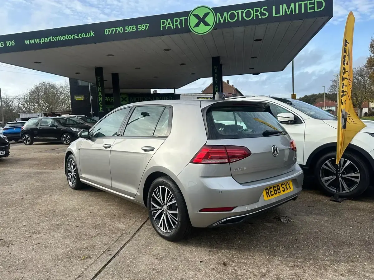 Używany VW Golf VII SE 130 KM (95 kW) 2018 Srebrny Hatchback