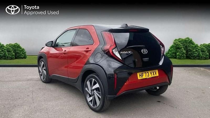 Used Toyota Aygo X 72 HP (52 kW) 2023 Chilli red bitone SUV