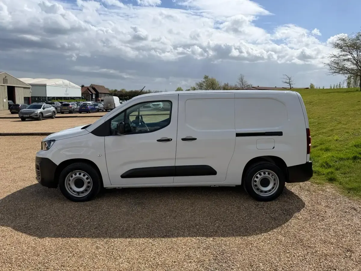 Used Peugeot Partner Premium 131 HP (96 kW) 2023 White MPV