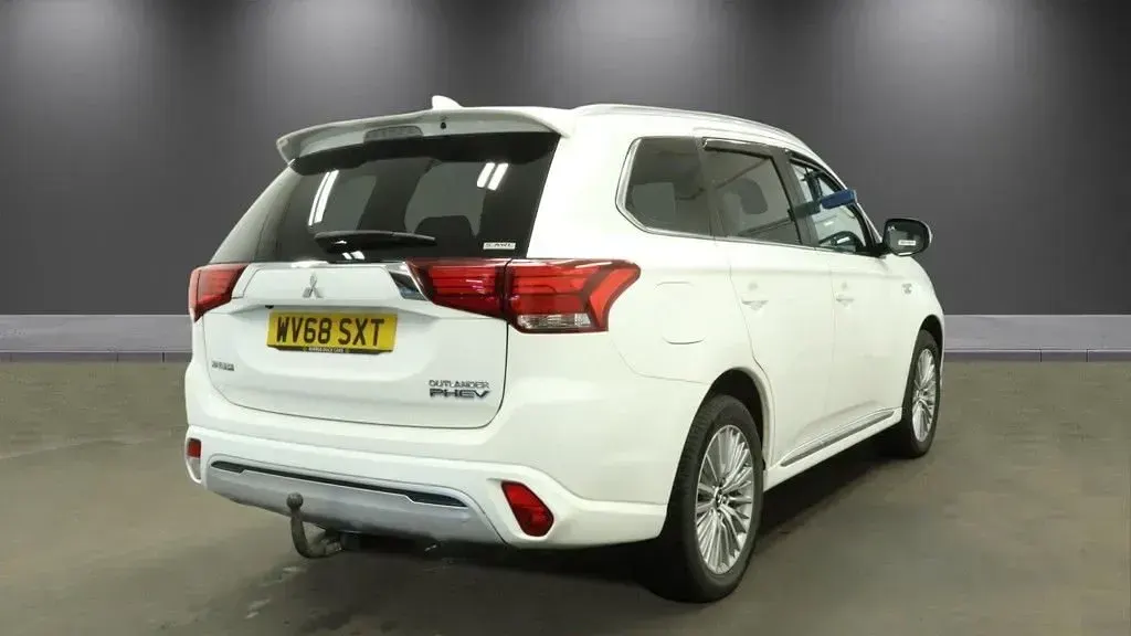 Used Mitsubishi Outlander P-HEV 2018 White Estate