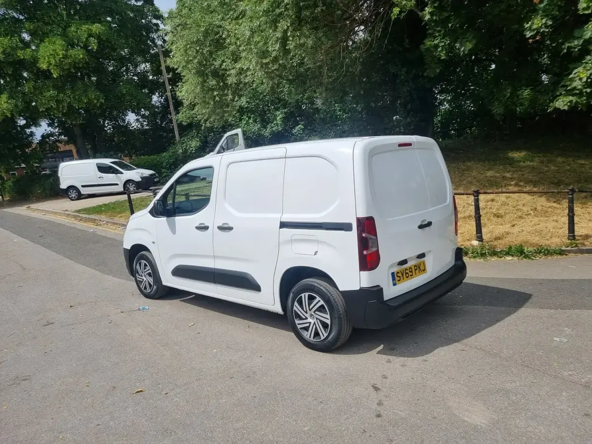 Used Vauxhall Combo Edition 100 HP (73 kW) 2019 White MPV