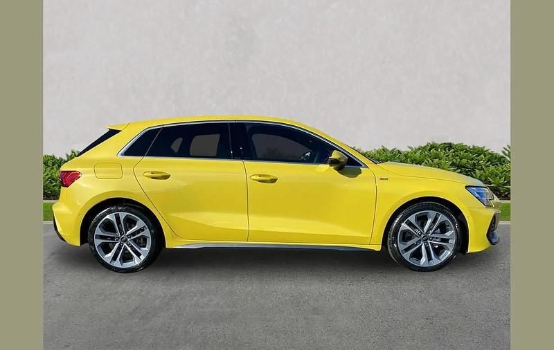 Begagnad Audi A3 S-Line 147 HK (108 kW) 2025 Gul Halvkombi