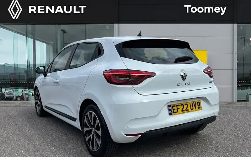 Begagnad Renault Clio V Iconic 140 HK (102 kW) 2022 Vit Halvkombi