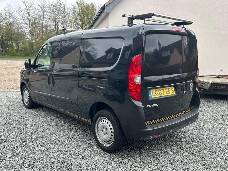 Second-hand Vauxhall Combo 105 CP (77 kW) 2017 Negru Monovolum