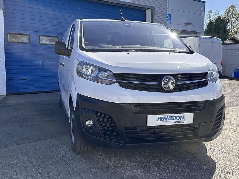 Second-hand Vauxhall Vivaro 100 CP (73 kW) 2021 Alb Monovolum
