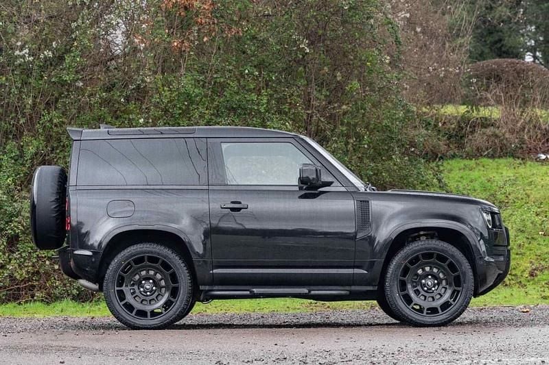 Used Land Rover Defender HSE Dynamic 250 HP (183 kW) 2024 Black Estate