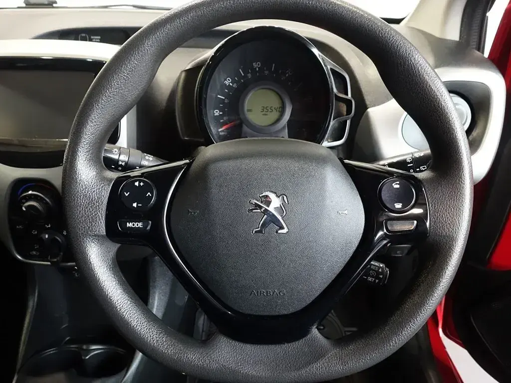 Used Peugeot 108 Active 68 HP (50 kW) 2016 Red Hatchback