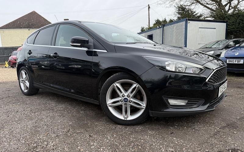 Begagnad Ford Focus Zetec 116 HK (85 kW) 2015 Svart Halvkombi