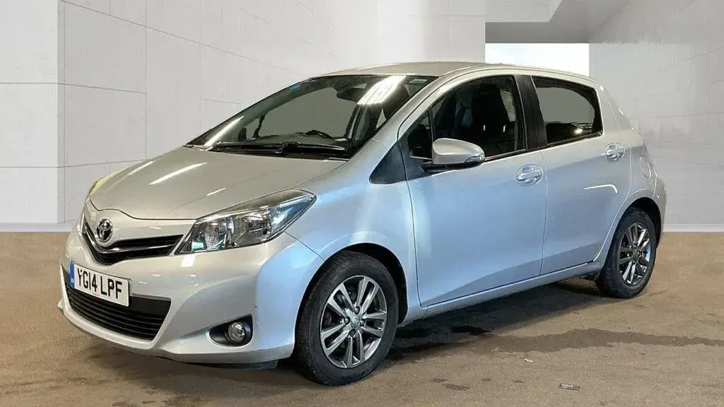 Used Toyota Yaris Multidrive S 99 HP (72 kW) 2014 Silver Hatchback