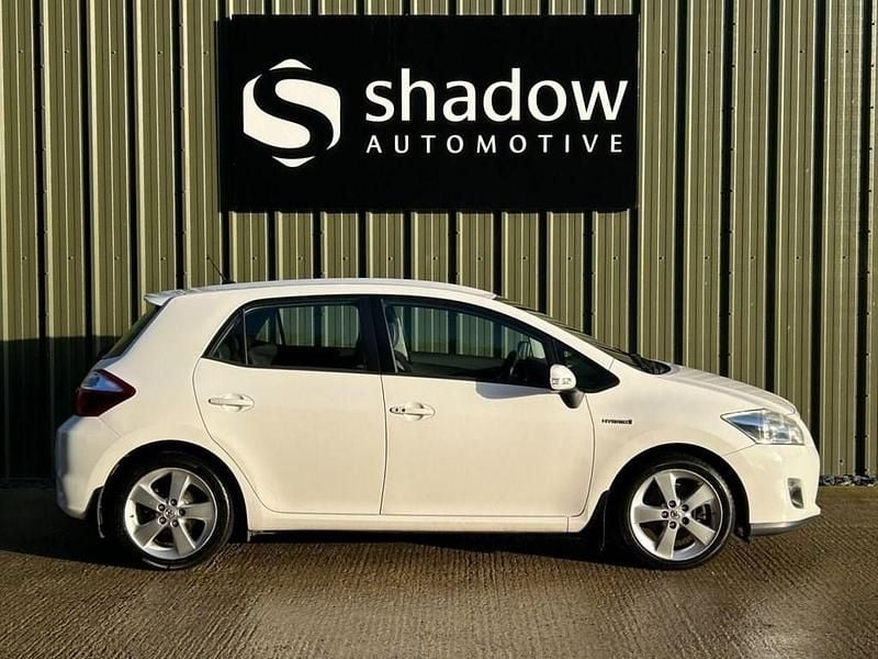 Used Toyota Auris Hybrid 136 HP (100 kW) 2011 White Hatchback