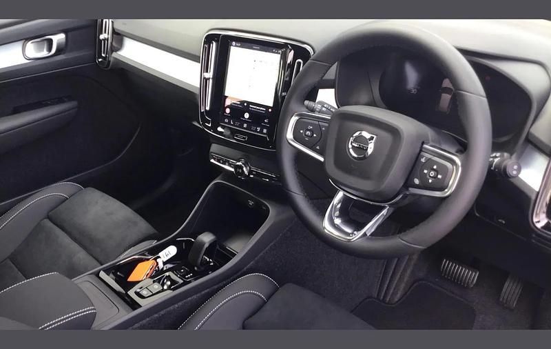 New Volvo XC40 Plus 161 HP (118 kW) 2026 Blue SUV