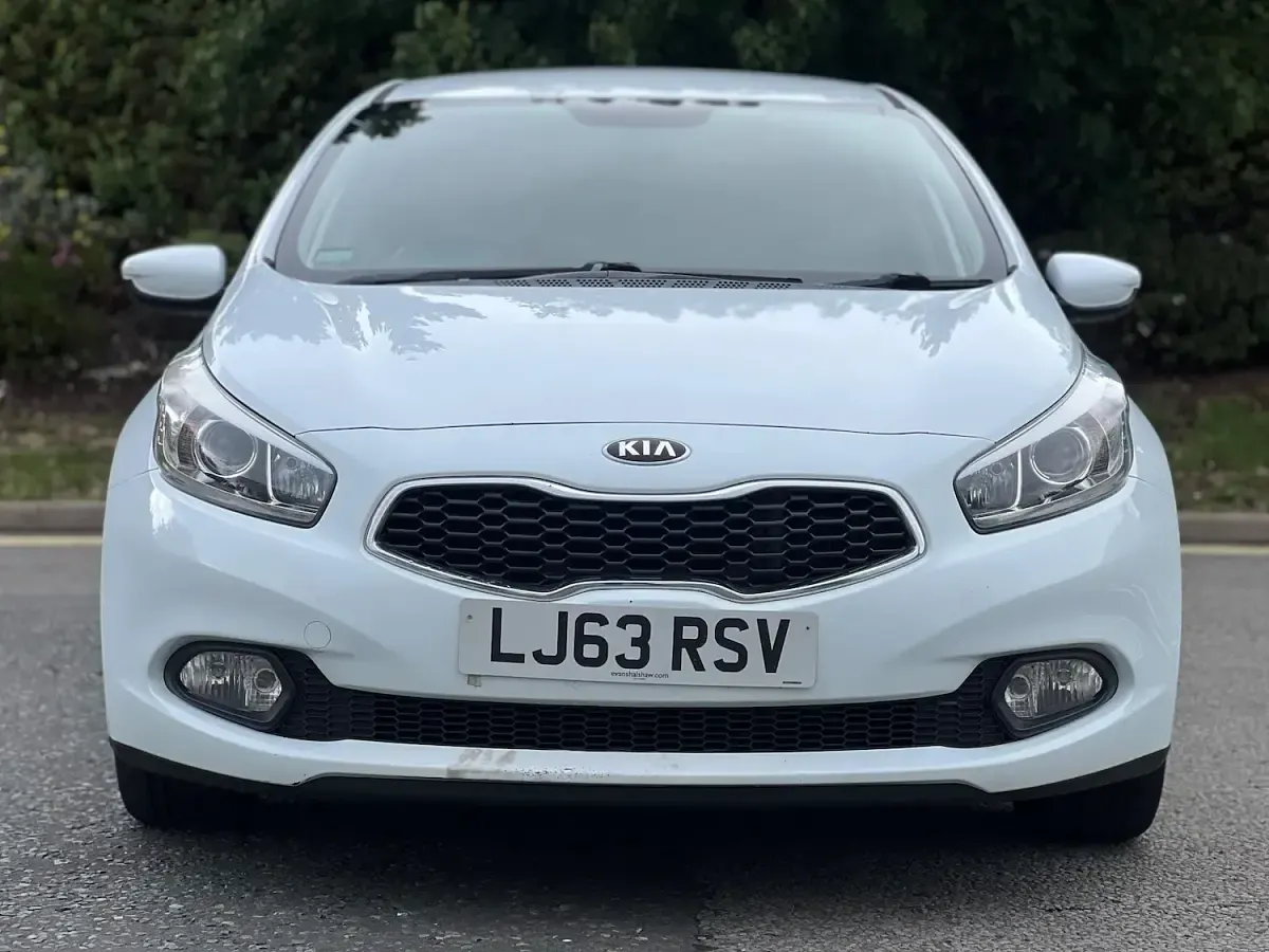 Used Kia Ceed 128 HP (94 kW) 2013 White Hatchback