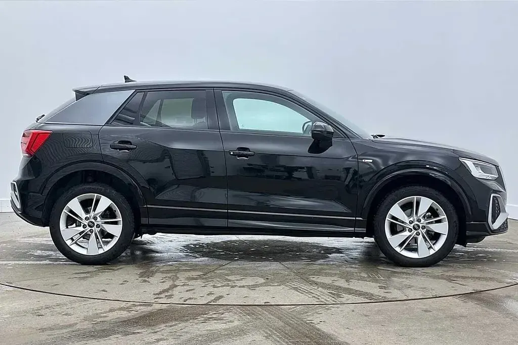 Usado Audi Q2 S-Line 150 HP (110 kW) 2025 Preto SUV