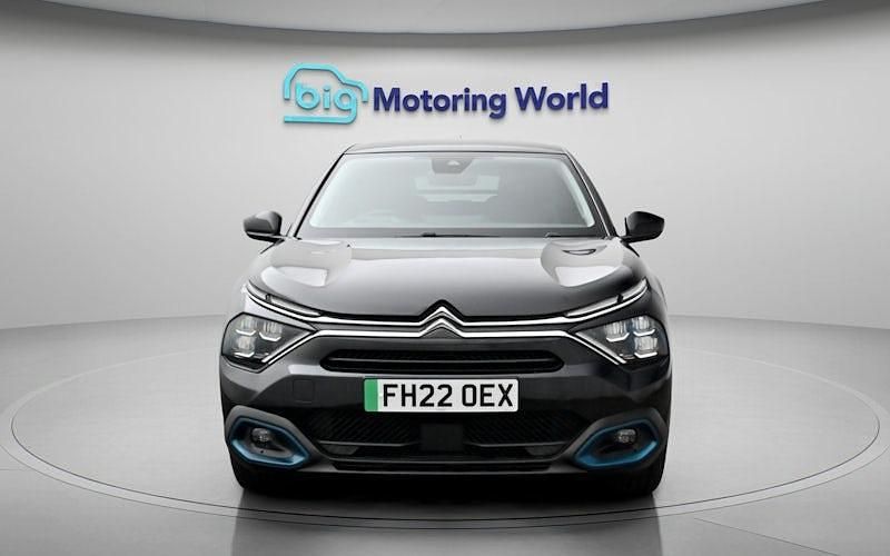 Begagnad Citroën e-C4 Shine 100 kW (136 HK) 2022 Svart Halvkombi