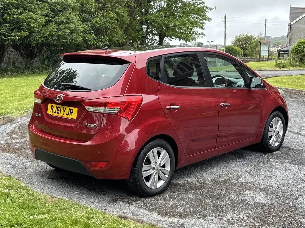 Used Hyundai ix20 Style 123 HP (90 kW) 2011 Red Hatchback