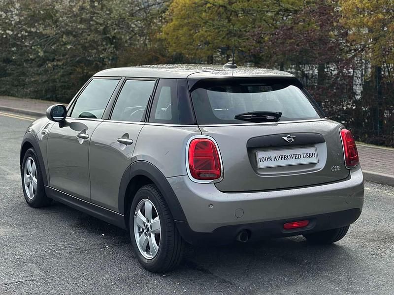 Begagnad Mini ONE Hatch 101 HK (74 kW) 2018 Silver Halvkombi