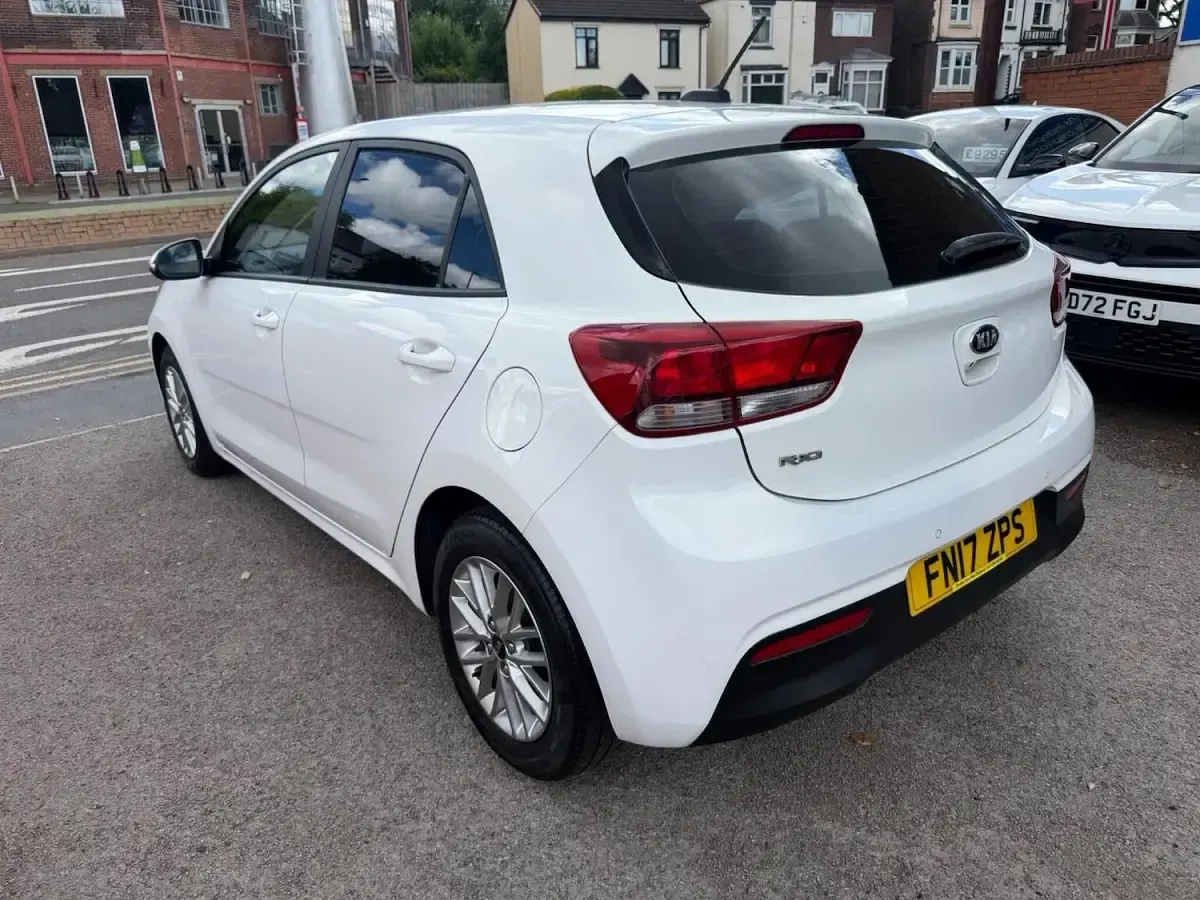 Used Kia Rio 84 HP (61 kW) 2017 White Hatchback
