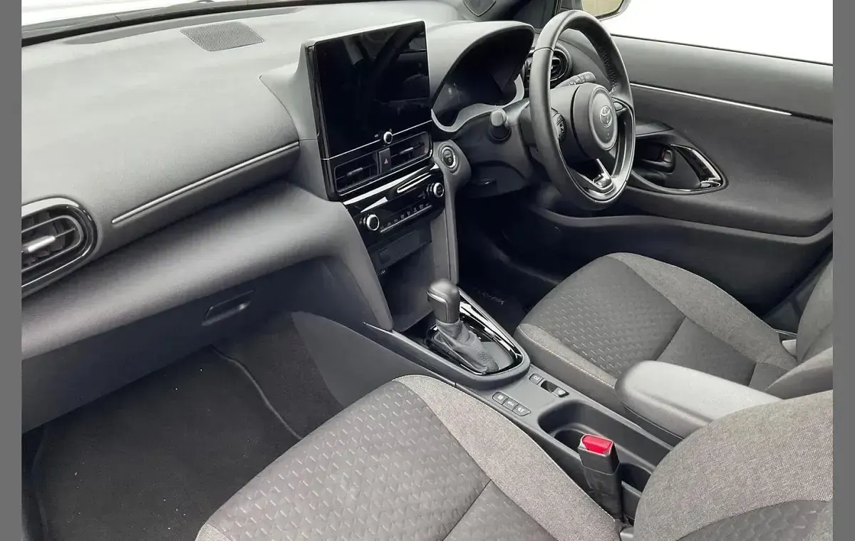 Used Toyota Yaris Cross Design 113 HP (83 kW) 2024 White SUV