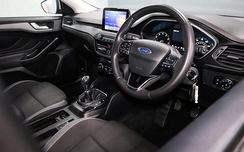 Begagnad Ford Focus Trend 125 HK (91 kW) 2022 Silver Halvkombi