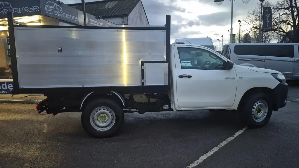 Used Toyota HiLux Active 150 HP (110 kW) 2020 White Pickup