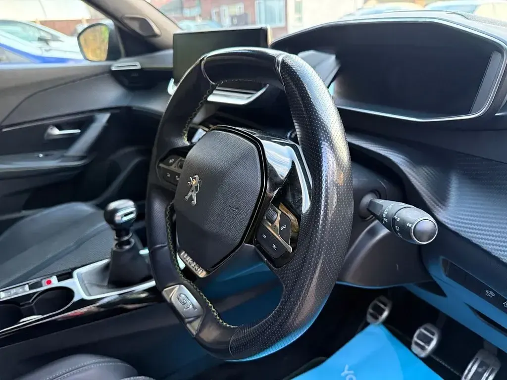 Begagnad Peugeot 2008 GT 130 HK (95 kW) 2021 Grå SUV