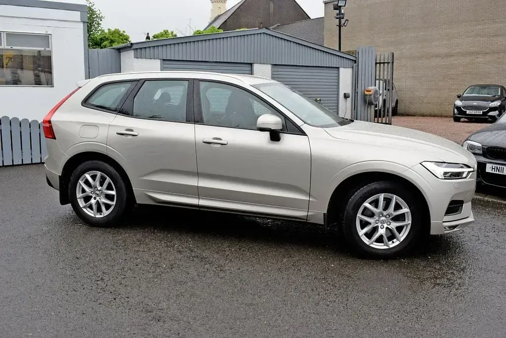 Used Volvo XC60 Momentum 2018 Gold SUV