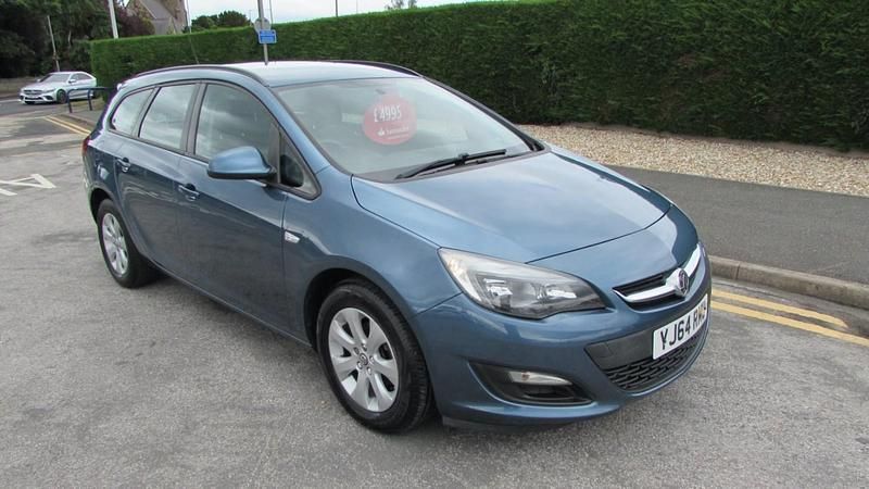 Blue Used 2014 Vauxhall Astra Design Edition Estate | £3,995 (Fair price) - Image 1/4