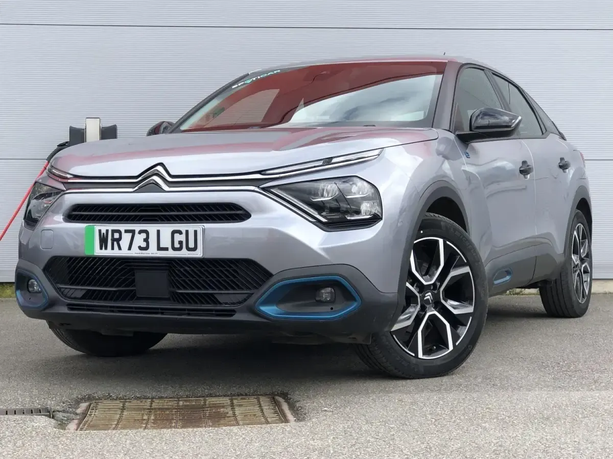 Begagnad Citroën e-C4 100 kW (136 HK) 2023 Grå Halvkombi