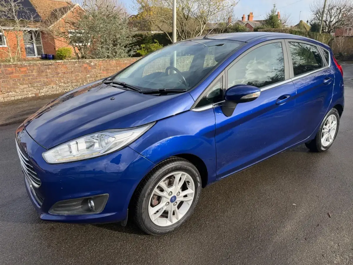 Begagnad Ford Fiesta Zetec 75 HK (55 kW) 2016 Blå Halvkombi