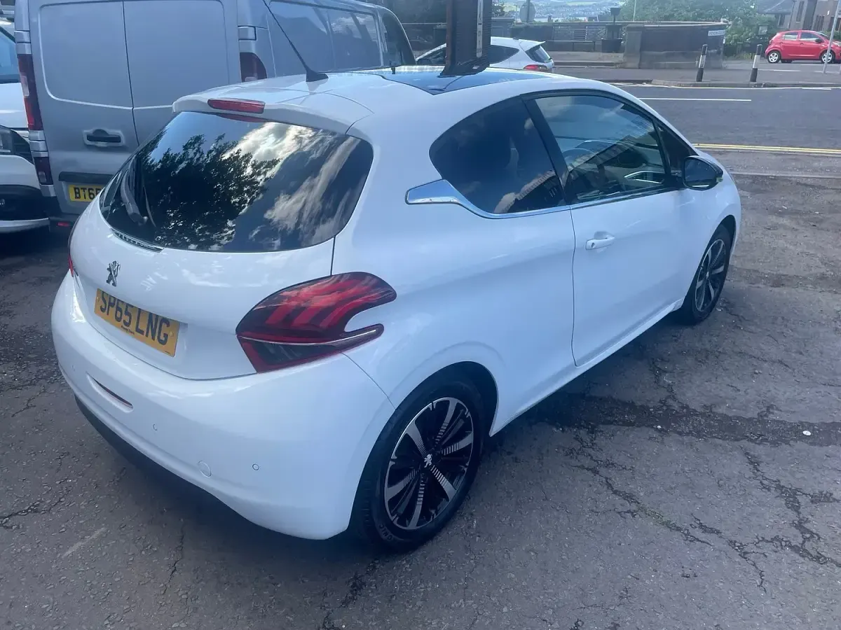 Used Peugeot 208 Allure 82 HP (60 kW) 2015 White Hatchback